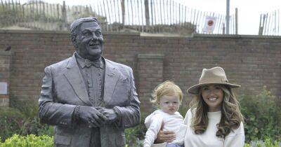 Charlotte Dawson takes baby son Noah to late dad Les' statue on 29th anniversary of his death - www.ok.co.uk - county Dawson