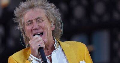 Rod Stewart slams Elvis Costello for criticising Queen's Jubilee performance - www.dailyrecord.co.uk