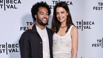 Katie Holmes and boyfriend Bobby Wooten III hold hands as they attend ‘Alone Together’ premiere - www.foxnews.com - USA - New York