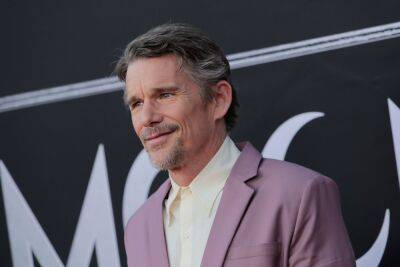 Ethan Hawke Responds To Trending On Twitter For Being ‘Moon Knight’ Villain & Maya Hawke’s Dad: ‘That’s Who I Am To Them’ - etcanada.com