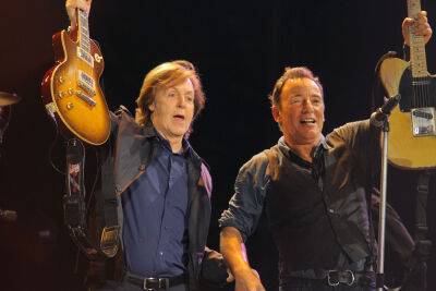 Paul McCartney Welcomes Bruce Springsteen To Duet ‘Glory Days’ At New Jersey Concert - etcanada.com - London - New Jersey