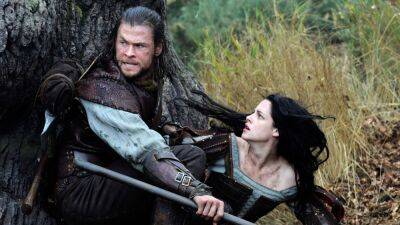 Kristen Stewart Punched Chris Hemsworth in the Face While Filming Snow White and the Huntsman - www.glamour.com