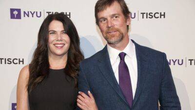 'Parenthood' Co-Stars Lauren Graham and Peter Krause Split After More Than 10 Years Together - www.etonline.com - Hollywood - Canada