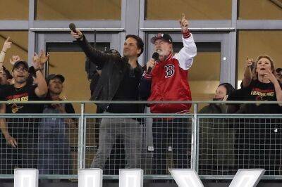 Neil Diamond Makes A Rare Public Appearance To Lead ‘Sweet Caroline’ Singalong At Boston Red Sox Game - etcanada.com - Boston