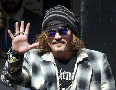 Johnny Depp Warns Fans About Fake Social Media Accounts - etcanada.com - county Story