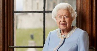 Queen smiles as she celebrates historic 70 year reign in Platinum Jubilee portrait - www.ok.co.uk - Britain