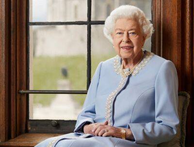 Buckingham Palace Unveils New Portrait Of The Queen To Mark Platinum Jubilee - etcanada.com