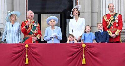Royal Family Joins Queen Elizabeth II on Balcony at Jubilee Without Prince Harry and Meghan Markle: Photos - www.usmagazine.com - Britain - Victoria