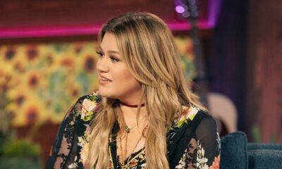 Kelly Clarkson has hilarious debate with unexpected stars live on-air - hellomagazine.com