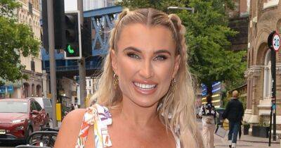 Billie Faiers proudly flaunts baby bump in crop top as sister Sam brings newborn Edward on day out - www.ok.co.uk