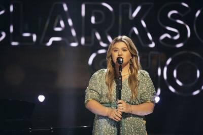 Kelly Clarkson Performs Gorgeous Rendition Of Demi Lovato’s ‘Anyone’ - etcanada.com