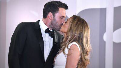 Jennifer Lopez and Ben Affleck Are Making Out In Public Again - www.glamour.com