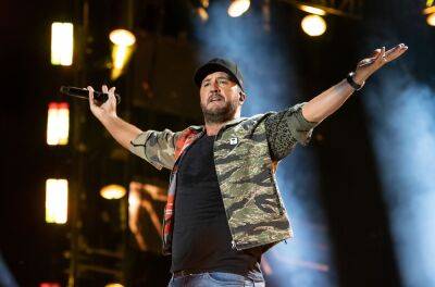 Luke Bryan Performs Las Vegas Show While Carrying A Baby: ‘Sorry I Stole Your Baby’ - etcanada.com - Las Vegas