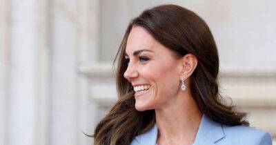 What is Kate Middleton wearing in her first official portrait with Prince William? - www.msn.com - Australia - Britain - Dublin - city Cambridge - county Williams - Belize