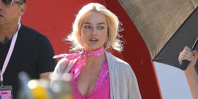 Margot Robbie Steps Out for Another Day of Work on the 'Barbie' Set - www.justjared.com - Los Angeles - Los Angeles