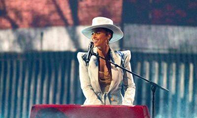 Alicia Keys praises 11-year-old son after playing the piano in front of 17,000 people - us.hola.com - Germany - Egypt