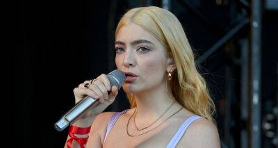Lorde Debuts New Blonde Hair While Performing at Glastonbury Festival 2022 - www.justjared.com
