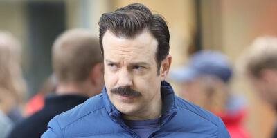 Jason Sudeikis Greets Fans As He Films for 'Ted Lasso' Season 3 in London - www.justjared.com - London