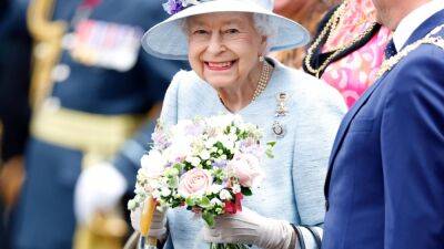 Queen Elizabeth Steps Out in Scotland After Platinum Jubilee - www.etonline.com - Scotland - Indiana
