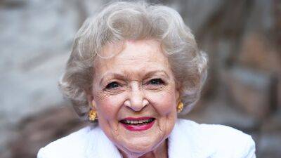 Betty White's Los Angeles Home Sells For Over Asking Price of $10.575 Million - www.etonline.com - Los Angeles