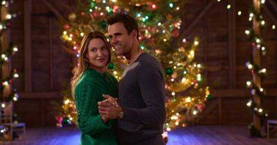 Cameron Mathison and Jill Wagner Shine Bright in GAC Family’s ‘A Merry Christmas Wish’ 1st Look: It Was ‘Heaven’ Filming - www.usmagazine.com - New York - Canada - county Ontario