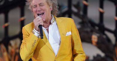 Rod Stewart baffles fans after 'karaoke' performance of Sweet Caroline at Platinum Party - www.dailyrecord.co.uk