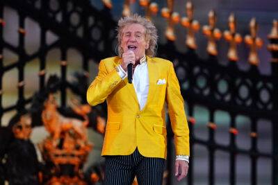 Rod Stewart Shredded For ‘Sweet Caroline’ Performance At Platinum Jubilee, Admits ‘BBC Made Me Sing This One’ - etcanada.com - London