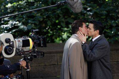 Bradley Cooper And Matt Bomer Share A Kiss On Set Of Upcoming Biopic ‘Maestro’ - etcanada.com - Manhattan - county Cooper