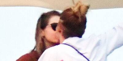 Cara Delevingne Shares a Kiss with Singer Minke on a Rooftop in Venice - www.justjared.com - Italy