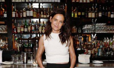 Katie Holmes shows her legs by posing in underwear, thigh-high boots, and a trench coat - us.hola.com - New York