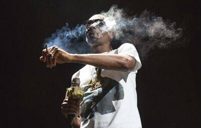 Snoop Dogg says personal blunt roller’s “salary went up” because of inflation - www.nme.com - California