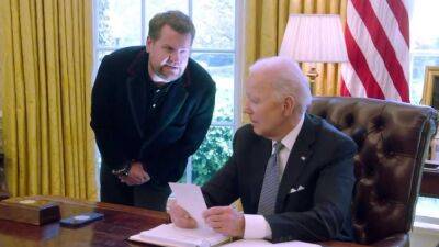 James Corden Jokes Around With Joe Biden in Oval Office As New Presidential Aide - www.etonline.com - Washington