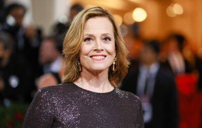Sigourney Weaver plays a teenager in ‘Avatar: The Way Of Water’ - www.nme.com