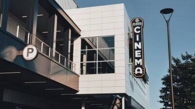 Alamo Drafthouse Staten Island Theater Opens This Month With Kung Fu-Themed Bar, Museum, Screening Series From RZA - deadline.com - New York - Chicago - city Brooklyn - Boston - county St. Louis - city Staten Island - city Yonkers