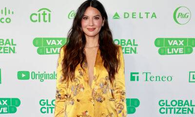 Olivia Munn Wowed By John Mulaney’s Rendition Of ‘Take Me Out To The Ball Game’ At Wrigley Field - etcanada.com - New York - Chicago