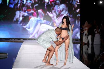 Canadian Model Nicole Williams Reveals Pregnancy On Sports Illustrated Runway - etcanada.com - Britain - Jordan - city Laguna Beach