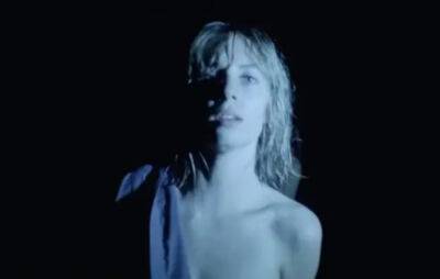 Watch Maya Hawke participate in an orgy in the music video for new single ‘Thérèse’ - www.nme.com - New York