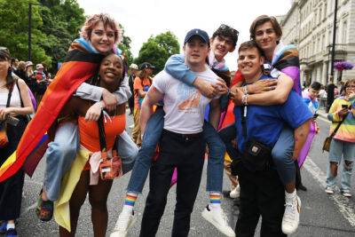 The Cast Of ‘Heartstopper’ Dance To Whitney Houston In Front Of Anti-LGBTQ Protesters At Pride Parade - etcanada.com - Houston - county Love