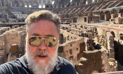 Russell Crowe pleads with fans after his mum is left in tears during family holiday in Italy - hellomagazine.com - Italy - Vatican - city Vatican - county Russell