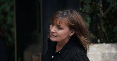 Lorraine Kelly arrives for Deborah James' funeral today alongside mourners - www.dailyrecord.co.uk - London - county Barnes