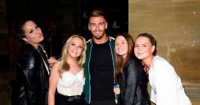 ITV Love Island's Jacques O'Neill looks happy as he poses with fans in Manchester after quitting show - www.manchestereveningnews.co.uk - Manchester