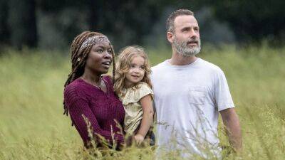 Andrew Lincoln and Danai Gurira Make Surprise Comic-Con 2022 to Announce 'Walking Dead' Spin-Off Series - www.etonline.com - county Hall - county San Diego - Croatia