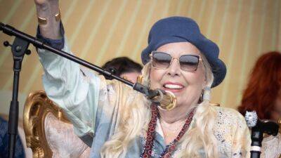 Joni Mitchell Triumphantly Returns to the Stage for First Full Performance Since Brain Aneurysm - www.etonline.com - county Mitchell - state Rhode Island
