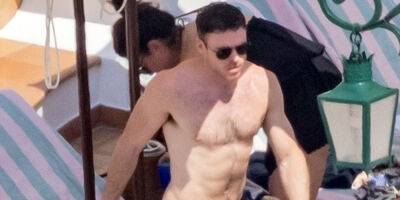 Richard Madden Relaxes Shirtless Poolside on Vacation in Italy - www.justjared.com - Scotland - Italy