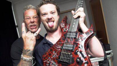 Metallica Gifts 'Stranger Things' Star Joseph Quinn His Own Guitar During Backstage Jam Session - www.etonline.com - Chicago