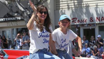 Jennifer Garner Rides in Fourth of July Parade with Son Samuel - See Photos! - www.justjared.com - county Pacific