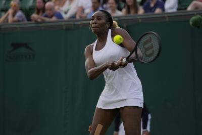 Venus Williams Claps Back After Wimbledon Reporter Asks Her Question About Sister Serena - etcanada.com - county Murray