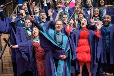 ‘Outlander’ Star Sam Heughan Joins Glasgow Graduates For Impromptu Singalong - etcanada.com - Scotland - USA