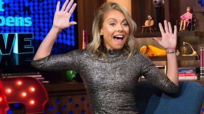 Kelly Ripa Cherishes Her Topless Photos From the '90s - www.glamour.com - Italy