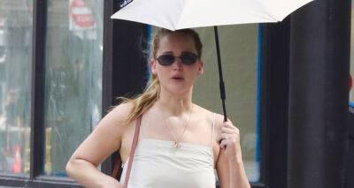 Jennifer Lawrence Carries Around an Umbrella During Day Out with Friends in NYC - www.justjared.com - New York
